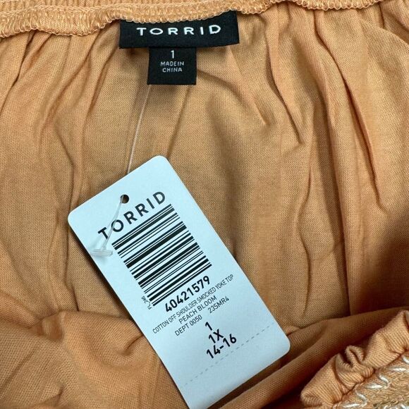 NWT Torrid Peach Off Shoulder Smocked Top Size 1 (14-16) - Picture 4 of 5